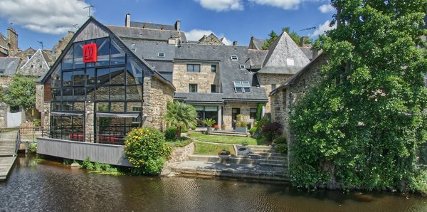 Quels sont les avantages de louer une maison de vacances en Bretagne avec des cours de cuisine et des visites de marchés locaux ?